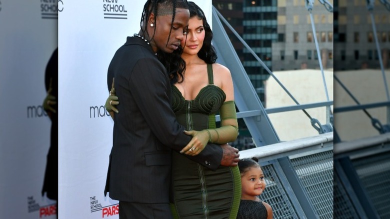 Travis Scott pose avec Kylie Jenner et Stormi Webster sur le tapis rouge