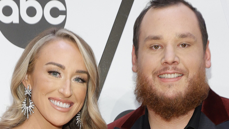 Nicole Hocking et Luke Combs souriants