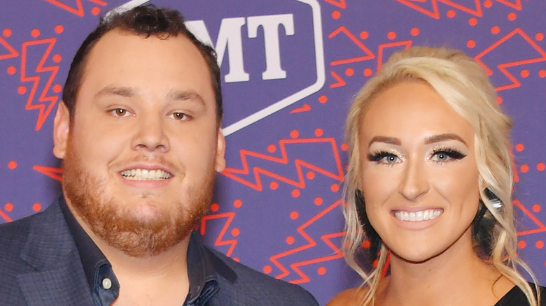 Luke Combs et Nicole Hocking souriants