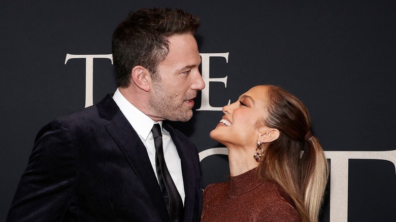 Ben Affleck et Jennifer Lopez sourient sur le tapis rouge 