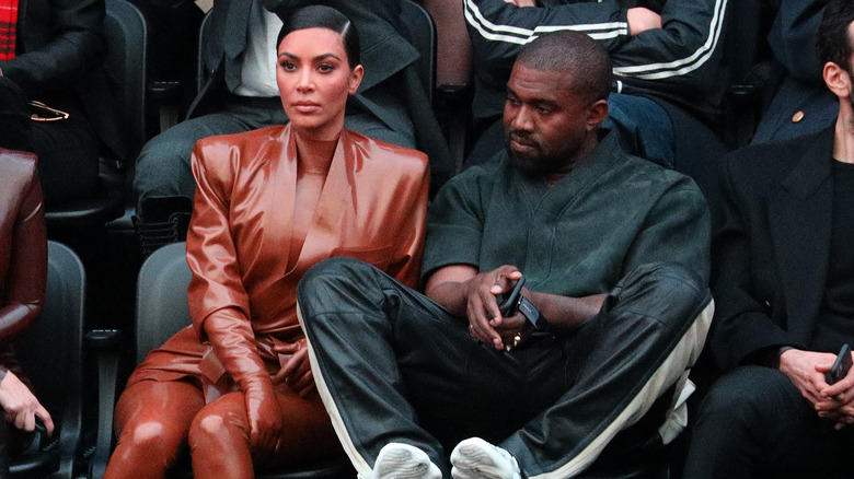 Kim Kardashian et Kanye West assistent à un match de basket