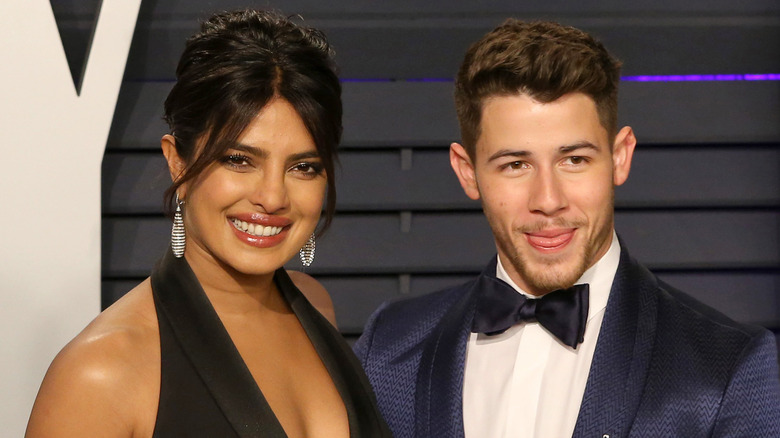 Priyanka Chopra et Nick Jonas posant lors d'un événement