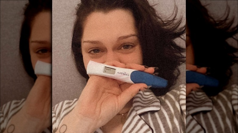 Jessie J tenant un test de grossesse