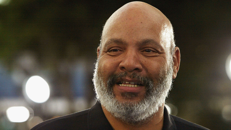 James Avery souriant