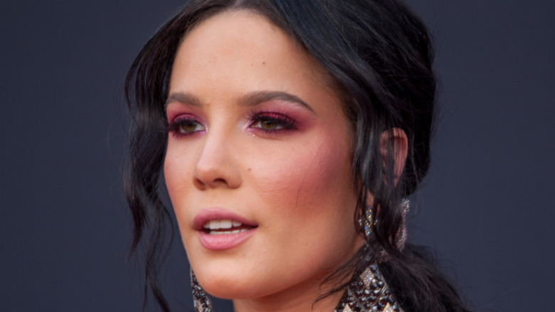 Halsey porte des boucles d'oreilles