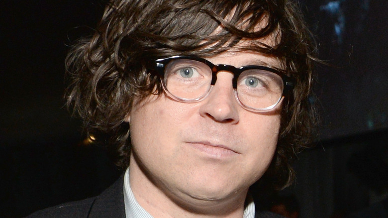 Ryan Adams posant