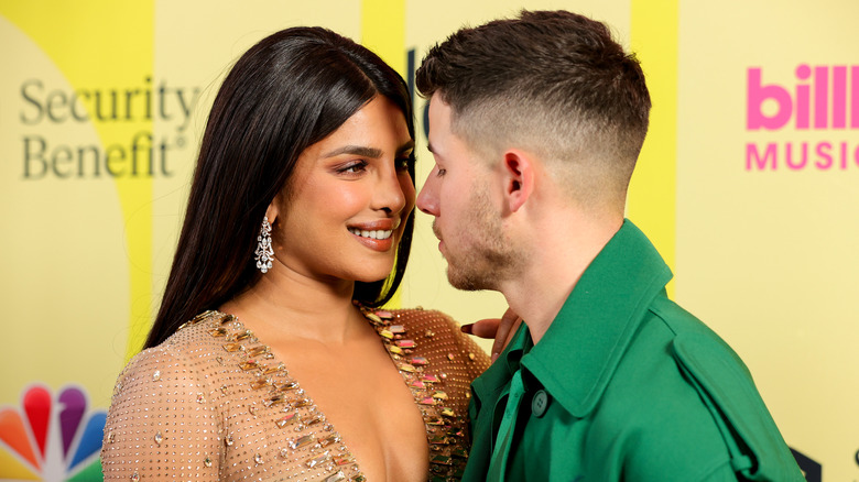 Priyanka Chopra et Nick Jonas souriants