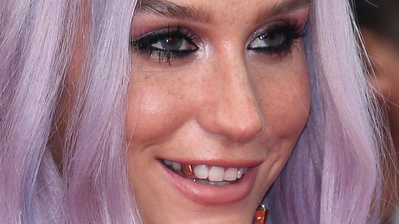 Kesha souriant