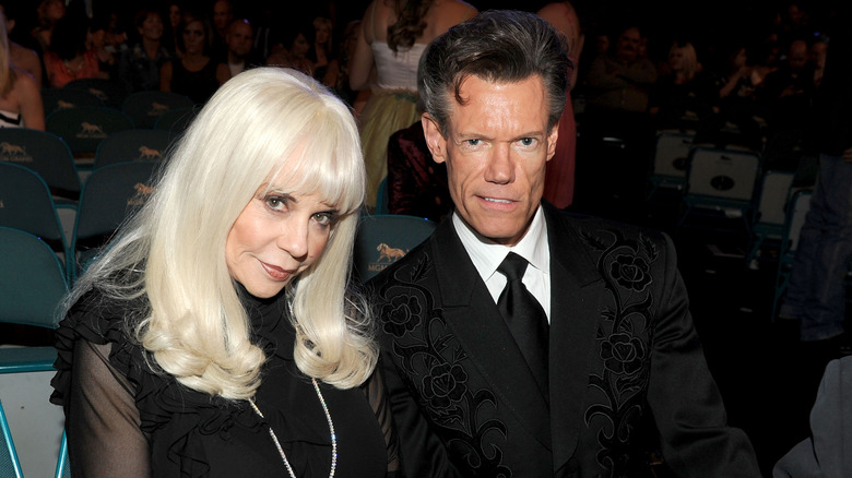 Randy Travis et Elizabeth Hatcher posant