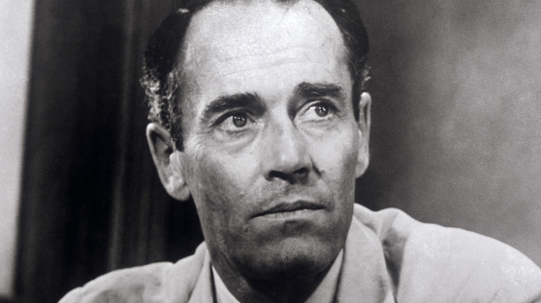 Henry Fonda regarde au loin