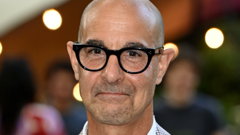 Stanley Tucci souriant lors d'un événement