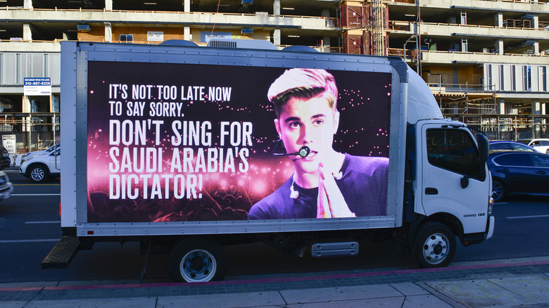 Panneau d'affichage mobile condamnant la relation entre Justin Bieber et l'Arabie saoudite à Los Angeles, Californie