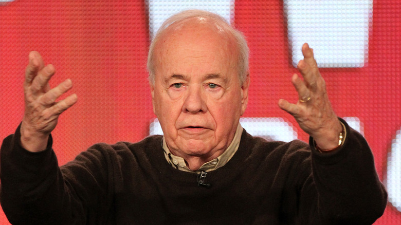 Tim Conway levant les bras