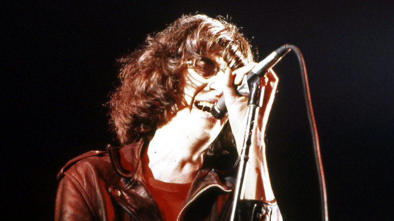 Joey Ramone chante