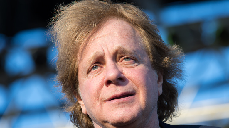 Eddie Money regarde