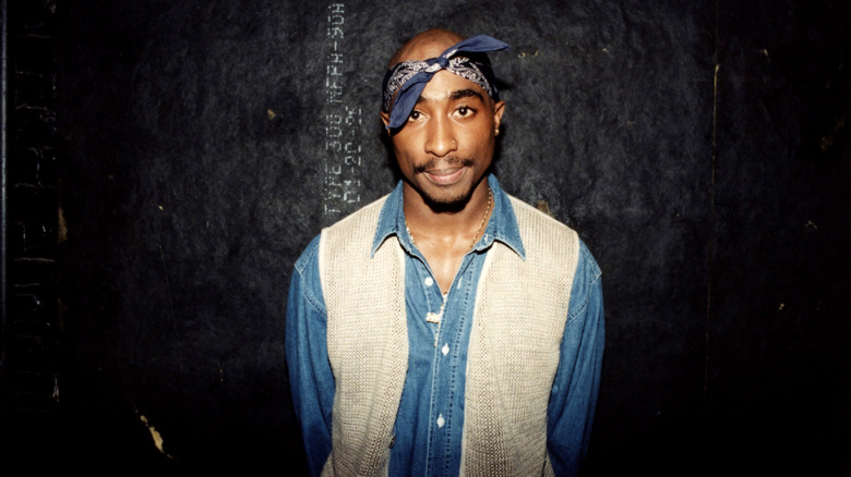 Tupac Shakur pose avec un bandana