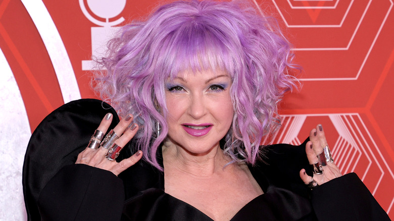 Cindy Lauper cheveux violets