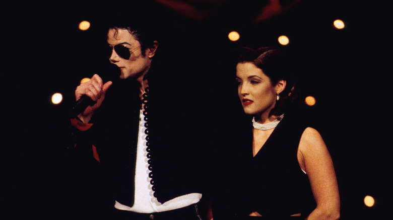 Michael Jackson et Lisa Marie Presley sur scène en 1994.