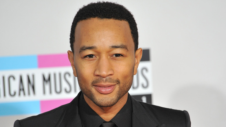 John Legend posant lors d'un événement 