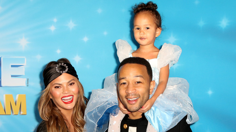 Chrissy Teigen et John Legend avec leur fille Luna lors d'un événement 