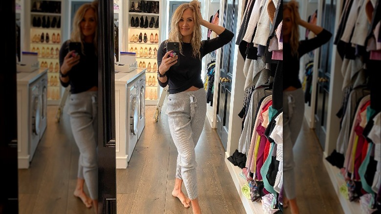 Carrie Underwood prend un selfie dans un miroir