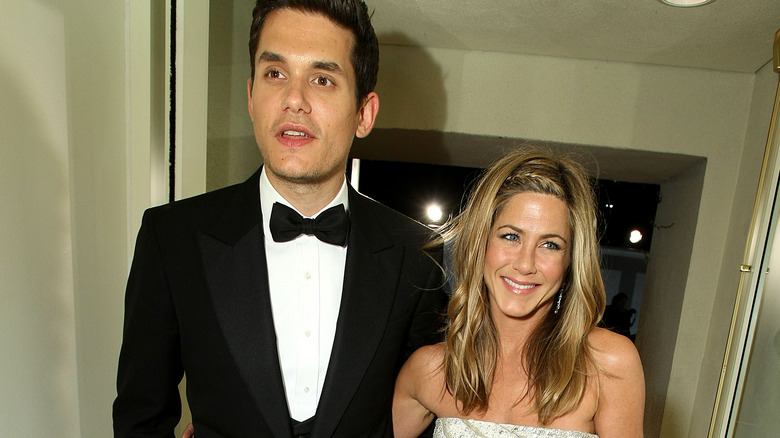 John Mayer et Jennifer Aniston marchant ensemble en 2009