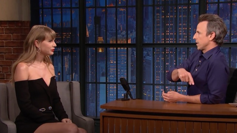 Taylor Swift parle avec Seth Meyers