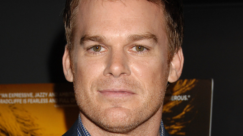 Michael C. Hall posant lors d'un événement