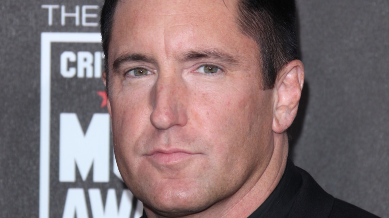 Trent Reznor posant sur un tapis rouge