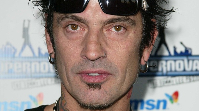 Tommy Lee avec des lunettes de soleil sur le front