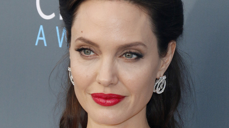 Angelina Jolie porte du rouge à lèvres 