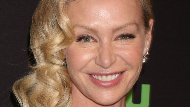 Portia de Rossi souriante 