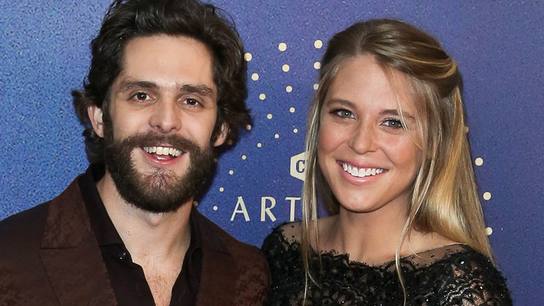 Thomas Rhett et sa femme Lauren Akins sur le tapis rouge