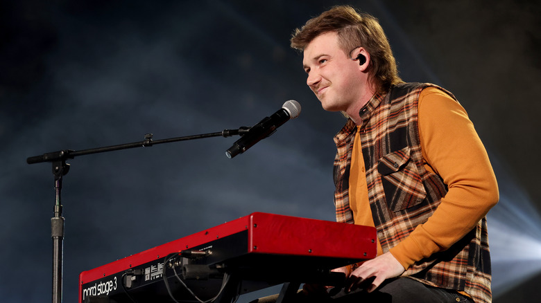 Morgan Wallen se produisant à Nashville