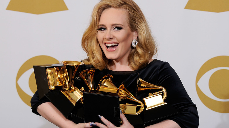 Adele tenant ses nombreux Grammy Awards