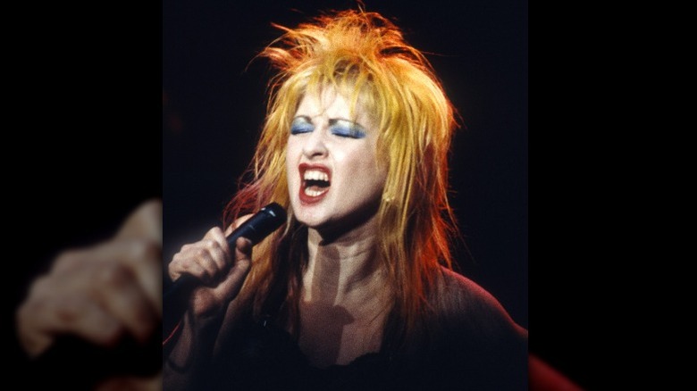 Cyndi Lauper chante