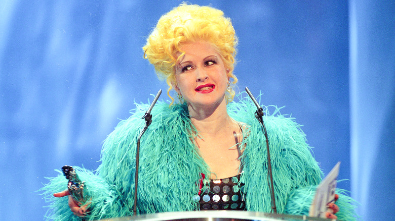 Cyndi Lauper en manteau shaggy aux BRIT Awards