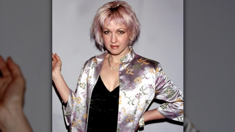 Cyndi Lauper en veste de soie et cheveux lilas