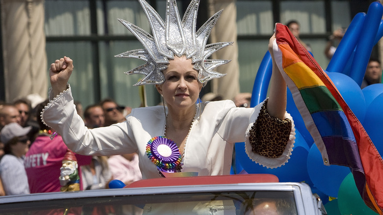 Cyndi Lauper agitant le drapeau de la fierté