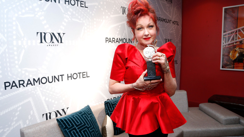 Cyndi Lauper tenant un Tony Award