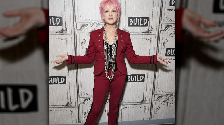 Cyndi Lauper aux cheveux roses et costume rouge