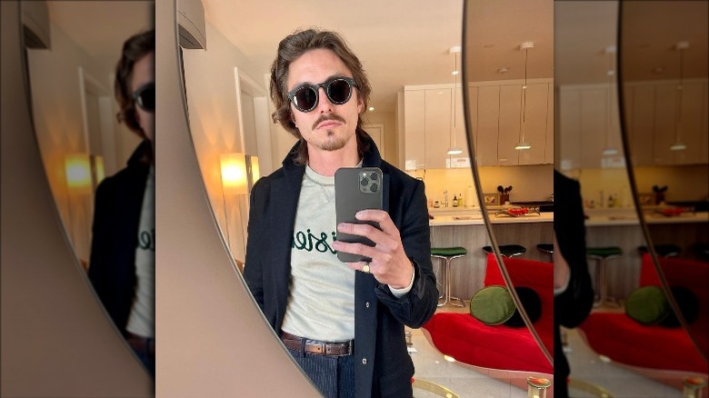 Selfie au miroir de Marc Rebillet