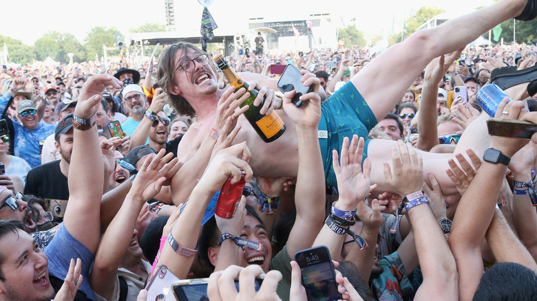 Marc Rebillet surfe sur la foule