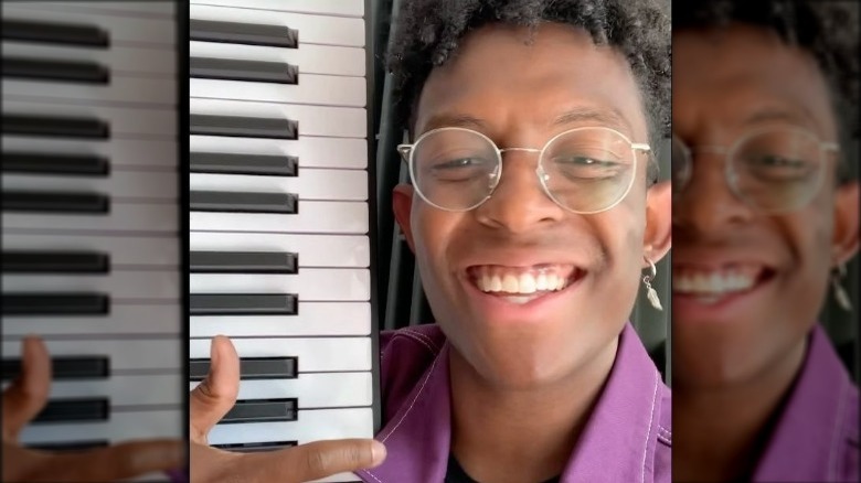 Breland souriant avec clavier