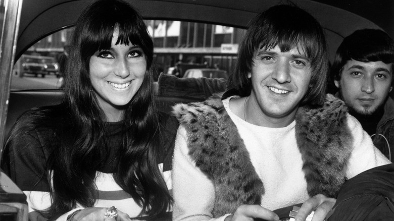 Cher et Sonny Bono souriants