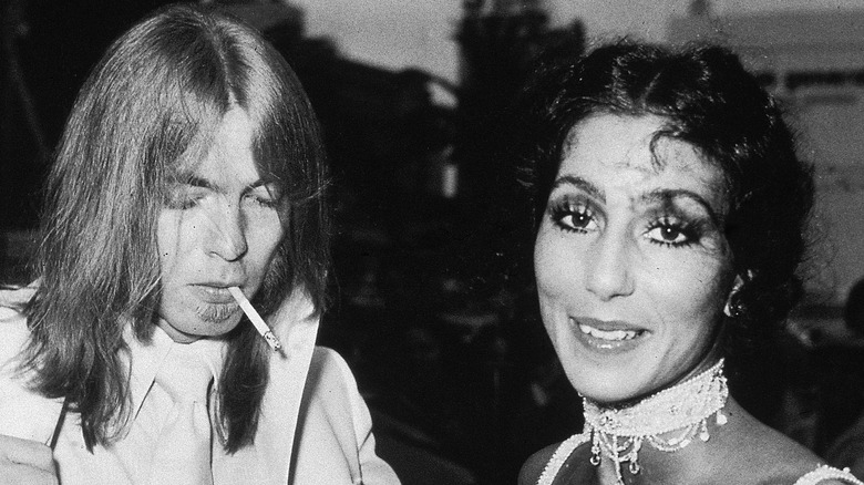 Gregg Allman fumant, Cher souriant