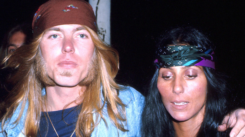 Cher, Gregg Allman portant des bandanas