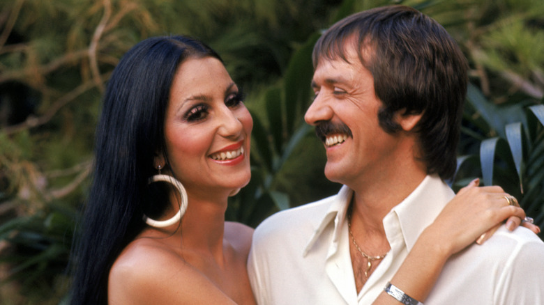 Sonny et Cher rient