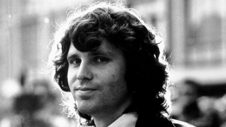 Jim Morrison posant pour une photo