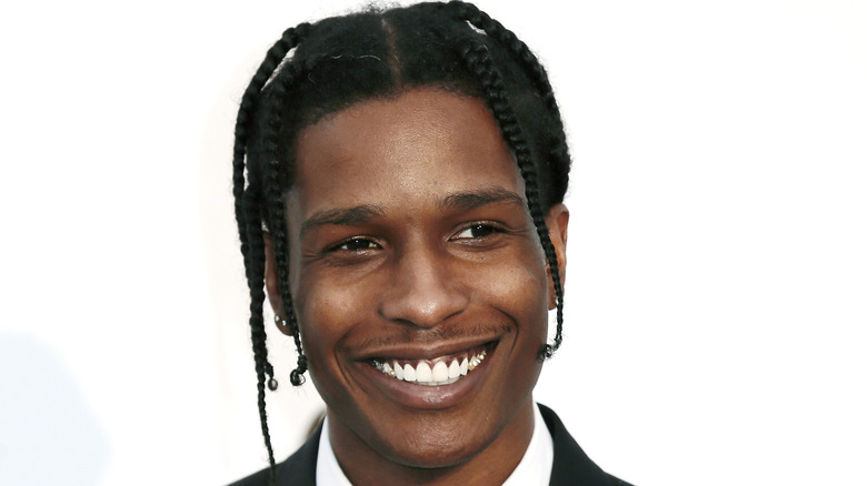 ASAP Rocky pose et sourit pour une photo